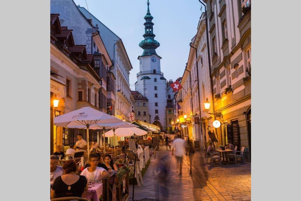 Vip Apartment In Old Town With Free Parking Братислава Екстер'єр фото