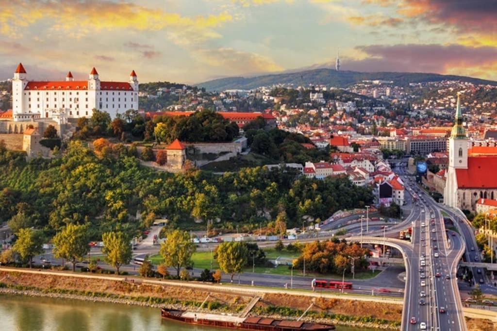 Vip Apartment In Old Town With Free Parking Братислава Екстер'єр фото