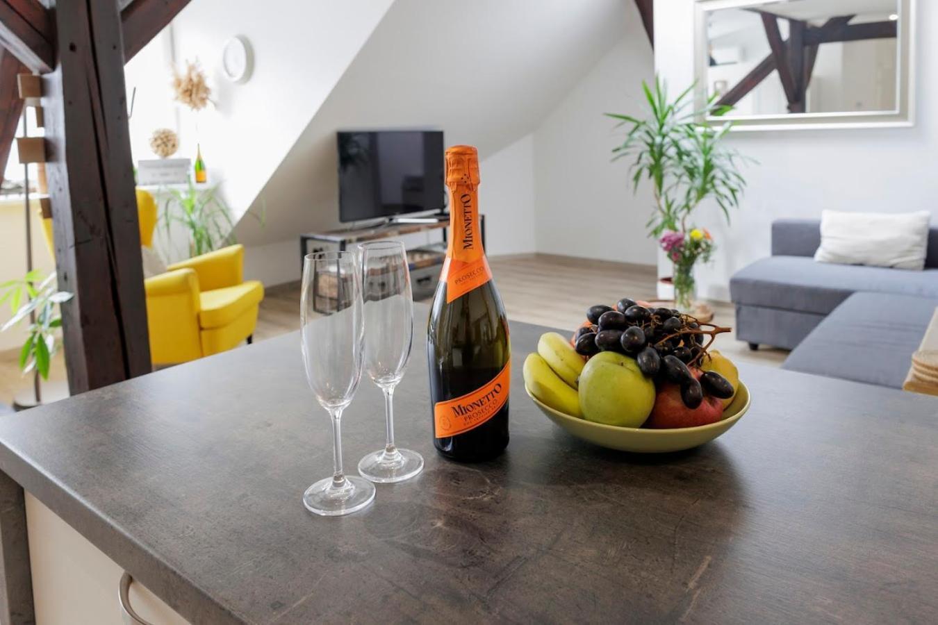 Vip Apartment In Old Town With Free Parking Братислава Екстер'єр фото